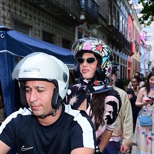 Ousada e divertida, Bruna Marquezine parou o público presente no local e foi fotografada por paparazzos