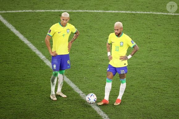 A antiga admiração de Richarlison por Neymar ganhou um novo capítulo quando os dois atuaram juntos pela Seleção Brasileira. O atacante contou que ficou especialmente feliz ao dividir o campo com o ídolo e revelou que Neymar caiu na risada quando soube que ele costumava imitar seu penteado na infância