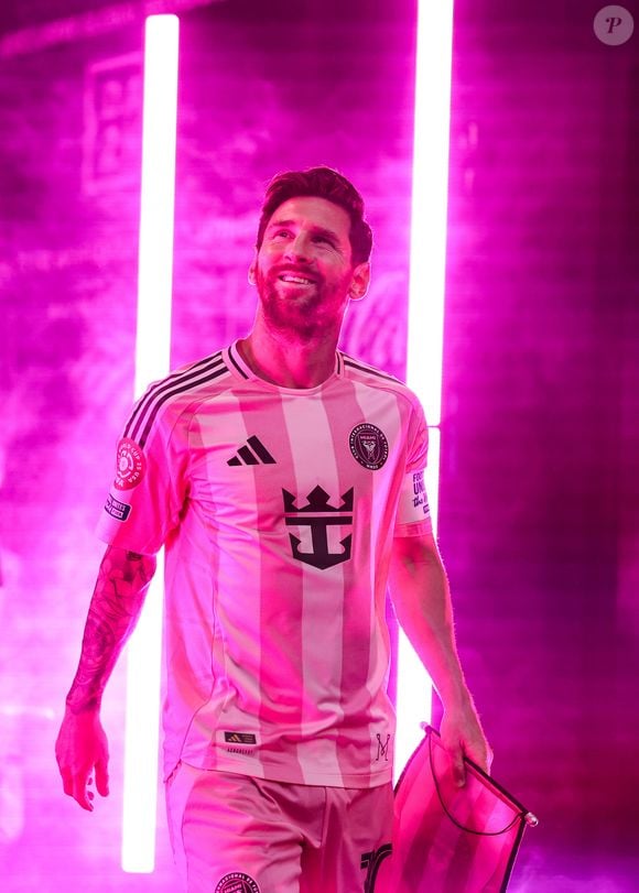 O visual 'Pantera Cor-de-Rosa' do novo lançamento da Nike já desperta comparações com uma das maiores tendências do futebol mundial