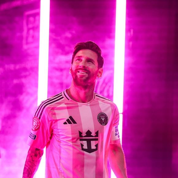 O visual 'Pantera Cor-de-Rosa' do novo lançamento da Nike já desperta comparações com uma das maiores tendências do futebol mundial