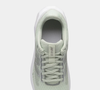 Na cor verde claro com prata, o New Balance 413 V3 Feminino combina visual esportivo e versátil com uma proposta de conforto para o dia a dia