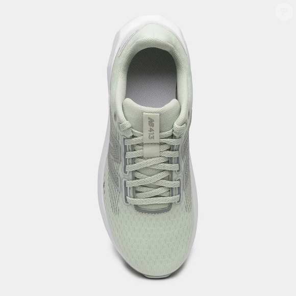 Na cor verde claro com prata, o New Balance 413 V3 Feminino combina visual esportivo e versátil com uma proposta de conforto para o dia a dia