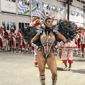 Rainha do Salgueiro, Viviane Araújo passou pela Marquês de Sapucaí saudando o público e muito animada - Foto: Brazilnews/Agnews