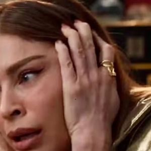 Arminda (Grazi Massafera) apanhou de Gerluce (Sophie Charlotte) na novela 'Três Graças'