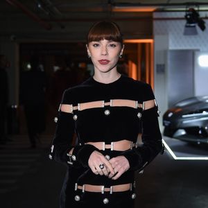 Alice Wegmann apostou em um vestido preto de veludo repleto de recortes simétricos que revelam a pele de forma calculada e provocativa. As aberturas, conectadas por fivelas cravejadas de cristais, criam um efeito belíssimo