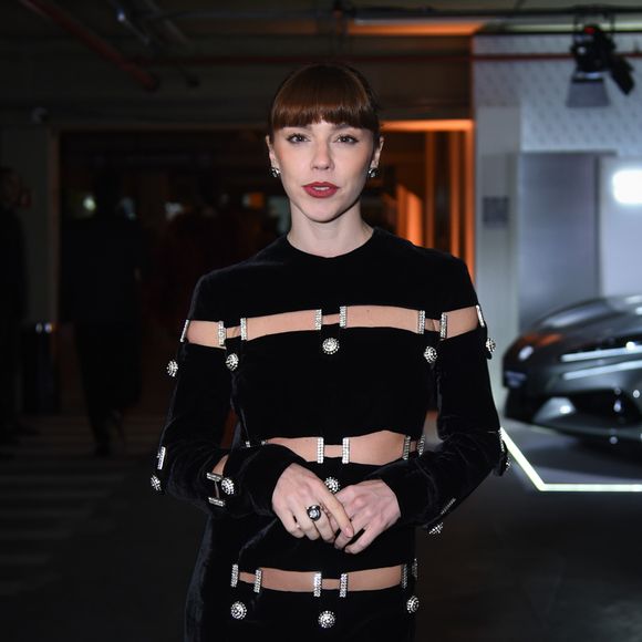 Alice Wegmann apostou em um vestido preto de veludo repleto de recortes simétricos que revelam a pele de forma calculada e provocativa. As aberturas, conectadas por fivelas cravejadas de cristais, criam um efeito belíssimo