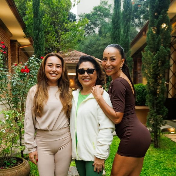 Sabrina Sato e a irmã, Karina, confirmaram a alta hospitalar do pai na madrugada deste domingo (07)