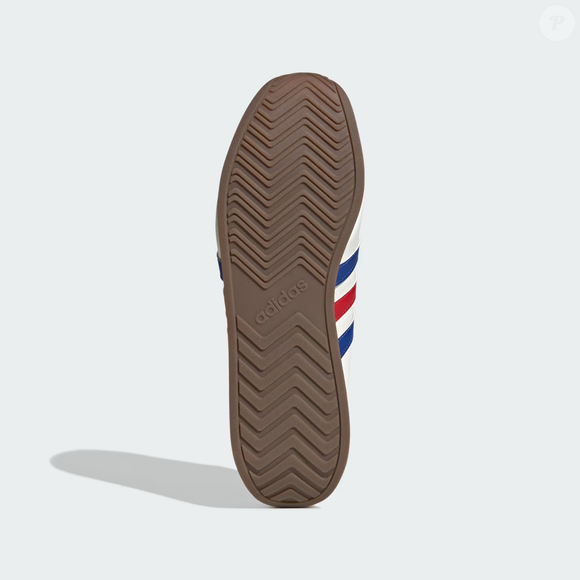 A proposta do Adidas Runvista é unir passado e presente em um único modelo, resgatando o design retrô sem abrir mão da tecnologia para longas caminhadas e horas de show