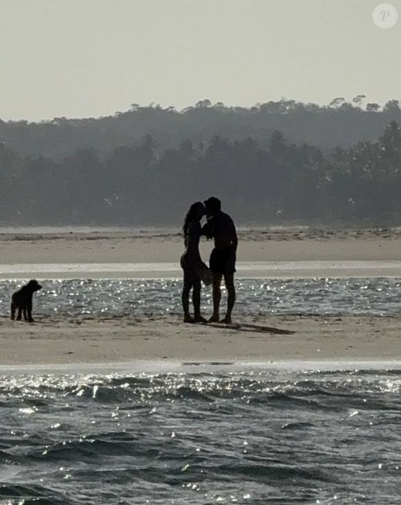 Bruna Marquezine e Shawn Mendes trocaram um beijo em uma praia de Alagoas, e um detalhe inesperado chamou atenção: as sombras dos dois formam um coração. O momento romântico em São Miguel dos Milagres rapidamente viralizou nas redes sociais