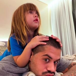 Ze Felipe com uma de suas filhas, fruto de relação com Virgínia Fonseca