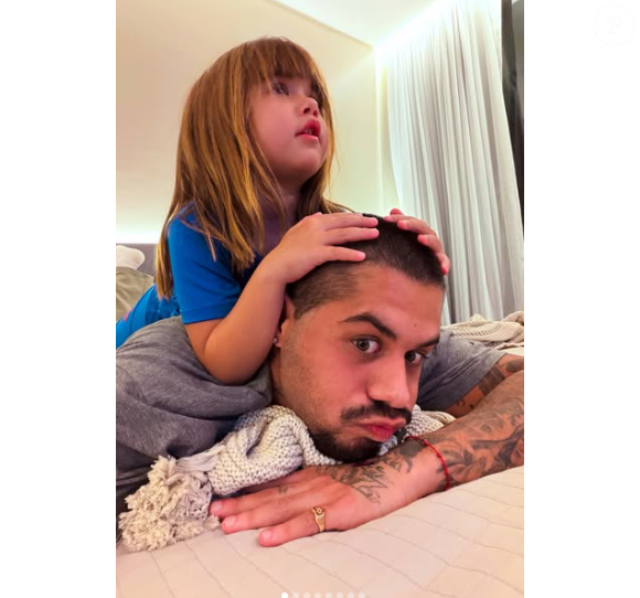 Ze Felipe com uma de suas filhas, fruto de relação com Virgínia Fonseca