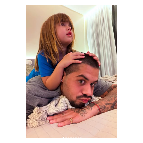 Ze Felipe com uma de suas filhas, fruto de relação com Virgínia Fonseca