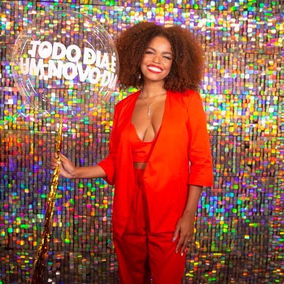 Quem é a Sol do 'The Masked Singer Brasil 2025'? Jeniffer Nascimento já foi repórter do 'The Voice Brasil' e está certa em 'Êta Mundo Melhor!'