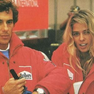 Adriane Galisteu vibrou com presente inusitado e inédito dado por influencer: uma bolsa reproduzindo o icônico capacete de Ayrton Senna