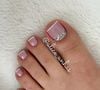 Unha com strass é uma versão mais ousada e criativa de nail art para unhas dos pés