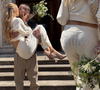 Nem vestido de noiva, nem blazer: influenciadora usa moletom de capuz com estampa no bumbum em casamento civil e divide opiniões