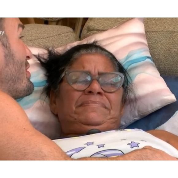 Quem não gostou nada disso foi a dona Delma, que caiu no choro pela casa estar no 'Tá com Nada'