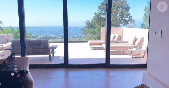 Anitta vive dias de luxo em Los Angeles. A cantora está hospedada em uma mansão com piscina monumental, áreas de bem-estar e ambientes integrados antes da Copa do Mundo 2026