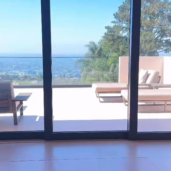 Anitta vive dias de luxo em Los Angeles. A cantora está hospedada em uma mansão com piscina monumental, áreas de bem-estar e ambientes integrados antes da Copa do Mundo 2026