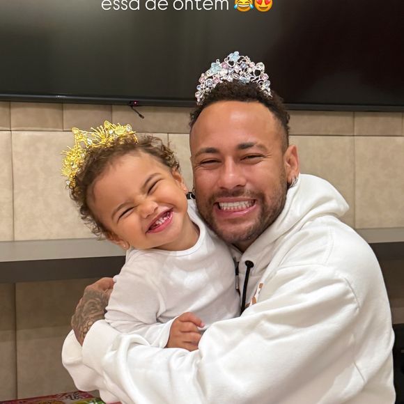 Neymar causou revolta em internautas ao aparecer, com Covid, abraçado à filha Mavie
