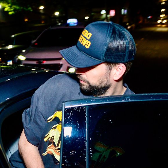 Gerard Piqué pegou os fãs de surpresa ao desembarcar em São Paulo nesta terça-feira (11)