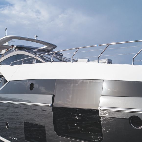 Iate de Cristiano Ronaldo combina sofisticação e funcionalidade em alto-mar