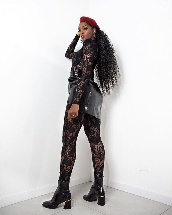 Iza com look todo de renda com mix do vinil em produção bem fashionista