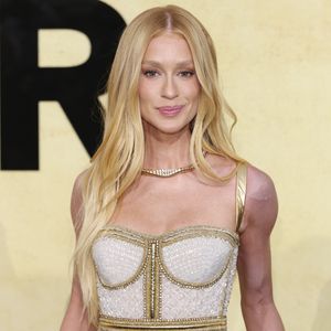 Marina Ruy Barbosa chama atenção em Cannes com look luxuoso e ombro roxo causado por vestido de 15kg
