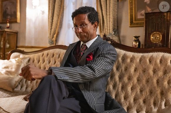 Asdrúbal (Luís Miranda) - Professor, amigo de Pancrácio (Marco Nanini, em Êta Mundo Bom!), mentor de Candinho (Sergio Guizé), que partiu para a Grécia. Assim como Pancrácio, Asdrúbal tem a ideia de usar diferentes disfarces para conseguir informações sobre o filho desaparecido do novo amigo.