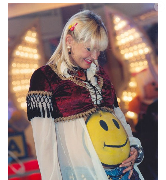 A gravidez de Xuxa Meneghel, anunciada em 1998, levou a TV Globo a realizar pesquisas para entender a reação do público, especialmente das crianças, segundo informações do Na Telinha. A emissora considerava a possibilidade de que os pequenos perdessem o interesse pela apresentadora, que muitos enxergavam como uma espécie de "mãe". O nascimento de Sasha também ganhou grande repercussão, com a exibição do parto no 'Jornal Nacional'.