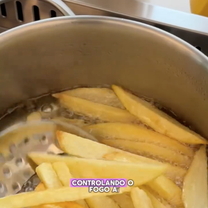 Quando perceber que a parte de fora já está crocante, pode mexer as batatas na panela para uniformizar a fritura