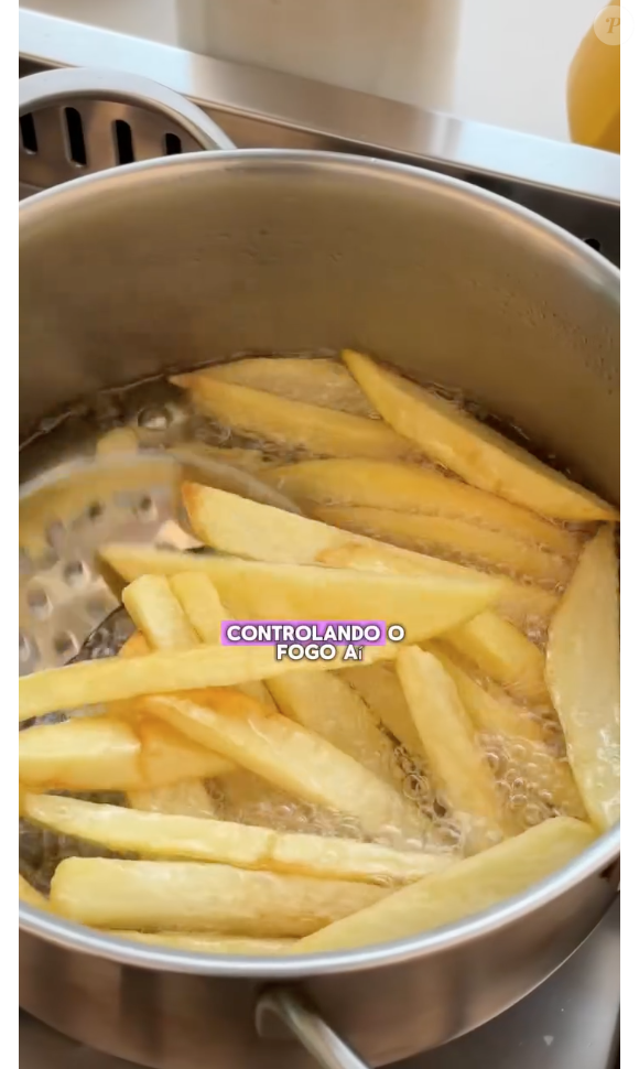 Quando perceber que a parte de fora já está crocante, pode mexer as batatas na panela para uniformizar a fritura