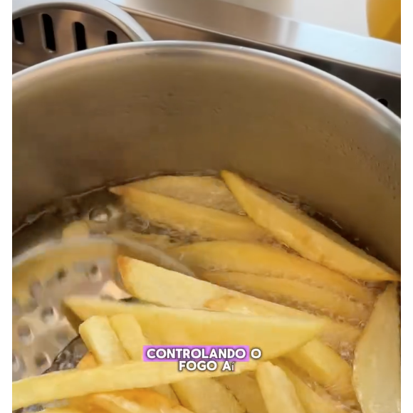 Quando perceber que a parte de fora já está crocante, pode mexer as batatas na panela para uniformizar a fritura