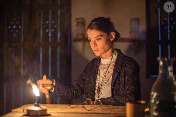 Jânia (Alinne Moraes) - Presa em um casamento forçado, Jânia é elegante e politizada, sempre levantando questões a favor das mulheres. Se apaixona por outra personagem da trama, descobrindo uma nova forma de amor e liberdade.