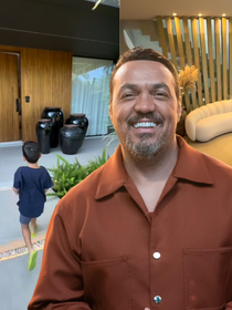 Hoje em 'Três Graças', Belo ostenta mansão MILIONÁRIA e impressiona com sofá curvo gigante, porta com mais de 3 metros de altura e brinquedoteca para o filho de Rayane Figliuzzi