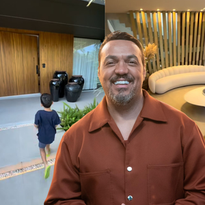 Hoje em 'Três Graças', Belo ostenta mansão MILIONÁRIA e impressiona com sofá curvo gigante, porta com mais de 3 metros de altura e brinquedoteca para o filho de Rayanne Figliuzi
