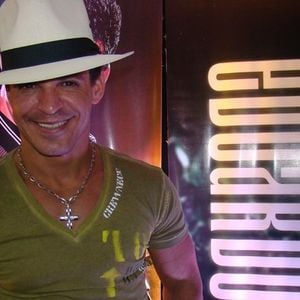 Neste clique, Eduardo Costa ainda tinha sua aparência natural