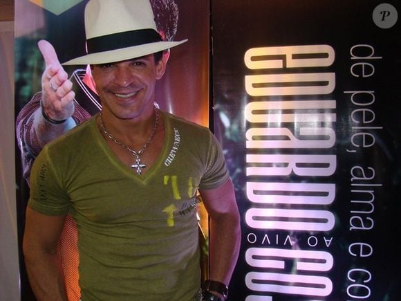 Neste clique, Eduardo Costa ainda tinha sua aparência natural