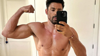 ‘Sortuda demais essa Odete Roitman’: Cauã Reymond, o César de ‘Vale Tudo’, posta foto completamente nu e choca a web em noite de final de novela