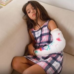 Zoe anda de skate e causou comoção na web quando teve sua primeira fratura no braço com o esporte