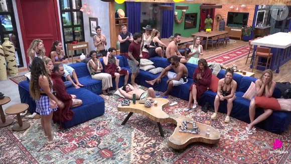 Peões de 'A Fazenda 18' aparecem reunidos durante a noite de sarau que movimentou a sede neste sábado (19)