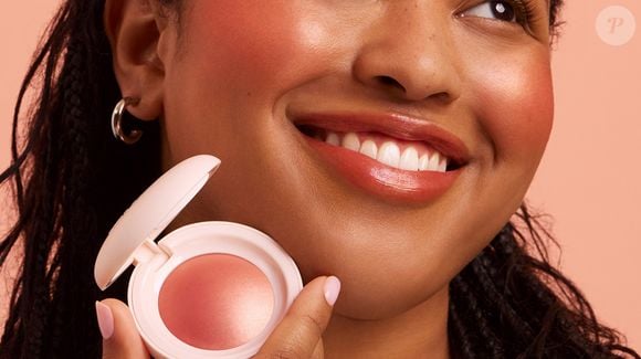 Na hora da aplicação, a especialista indica manter o rosto relaxado, sem fazer nenhuma expressão, e procurar o ponto estratégico em que o blush fica mais bonito