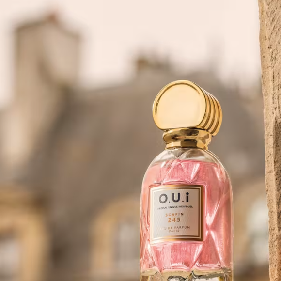O Perfume O.U.i Madeleine 862 Eau de Parfum entrega notas gourmand com licor de rum, rosas, e a doçura de baunilha.