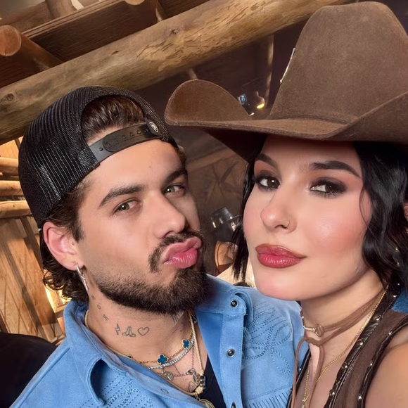 Zé Felipe e Ana Castela assumiram de forma discreta o romance, após inúmeras aparições juntinhos