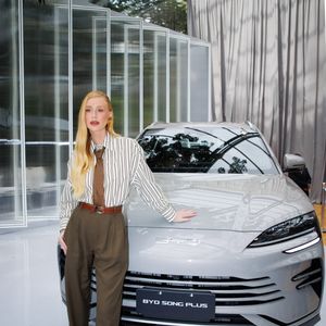 Blazers amplos, calças de corte reto com cintura alta ou baixa, e camisas largas são a base do corpcore. O segredo está no caimento: o look deve parecer intencionalmente desestruturado, e não apenas grande demais.