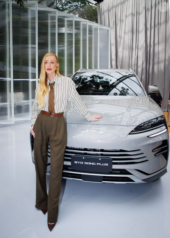 Blazers amplos, calças de corte reto com cintura alta ou baixa, e camisas largas são a base do corpcore. O segredo está no caimento: o look deve parecer intencionalmente desestruturado, e não apenas grande demais.