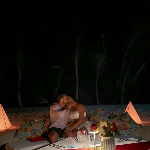 Gracyanne Barbosa celebra o Dia do Beijo com fotos ao lado do namorado, Gabriel Cardoso, e faz declaração sobre o impacto do primeiro beijo. O relacionamento foi assumido em 2026, após o fim do casamento com Belo