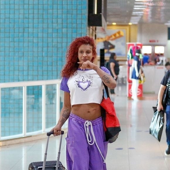 Preocupação crescente – Fãs de Linn da Quebrada cobram respostas após o sumiço da artista e sua ausência na pré-estreia de Vitória.