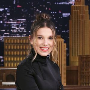 Millie Bobby Brown em raio-X fashion: peças com mais estampas e saltos mais fashionistas em seus looks conforme crescia diante do público