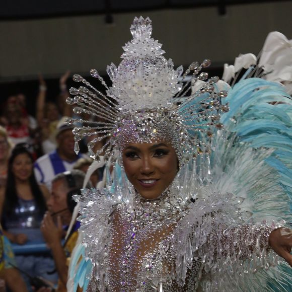 Mayara Lima é uma das rainhas de Bateria 'crias' da comunidade do Carnaval do Rio